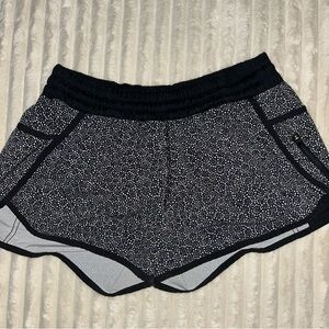 Lululemon Athletica Black and White Patterned Shorts Tracker Size 10